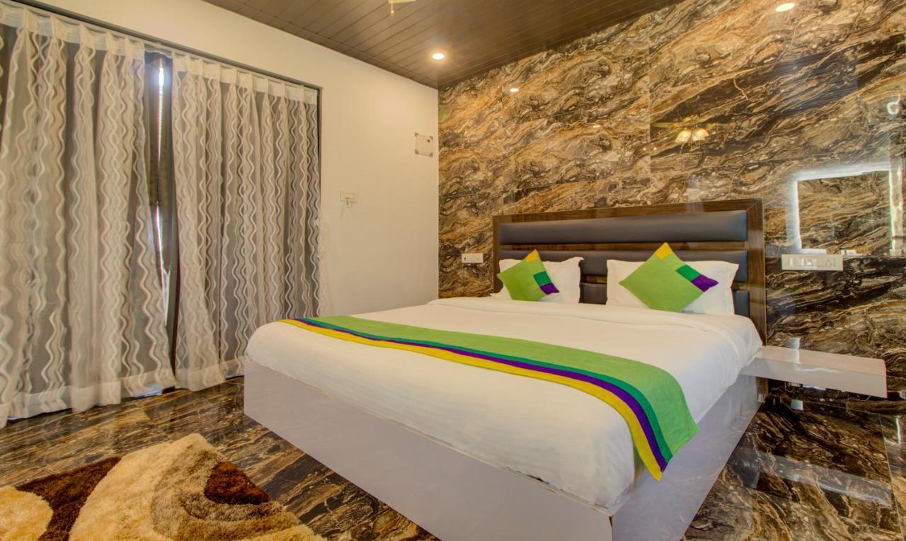 Treebo Code Red Hotel Morjim Exterior foto