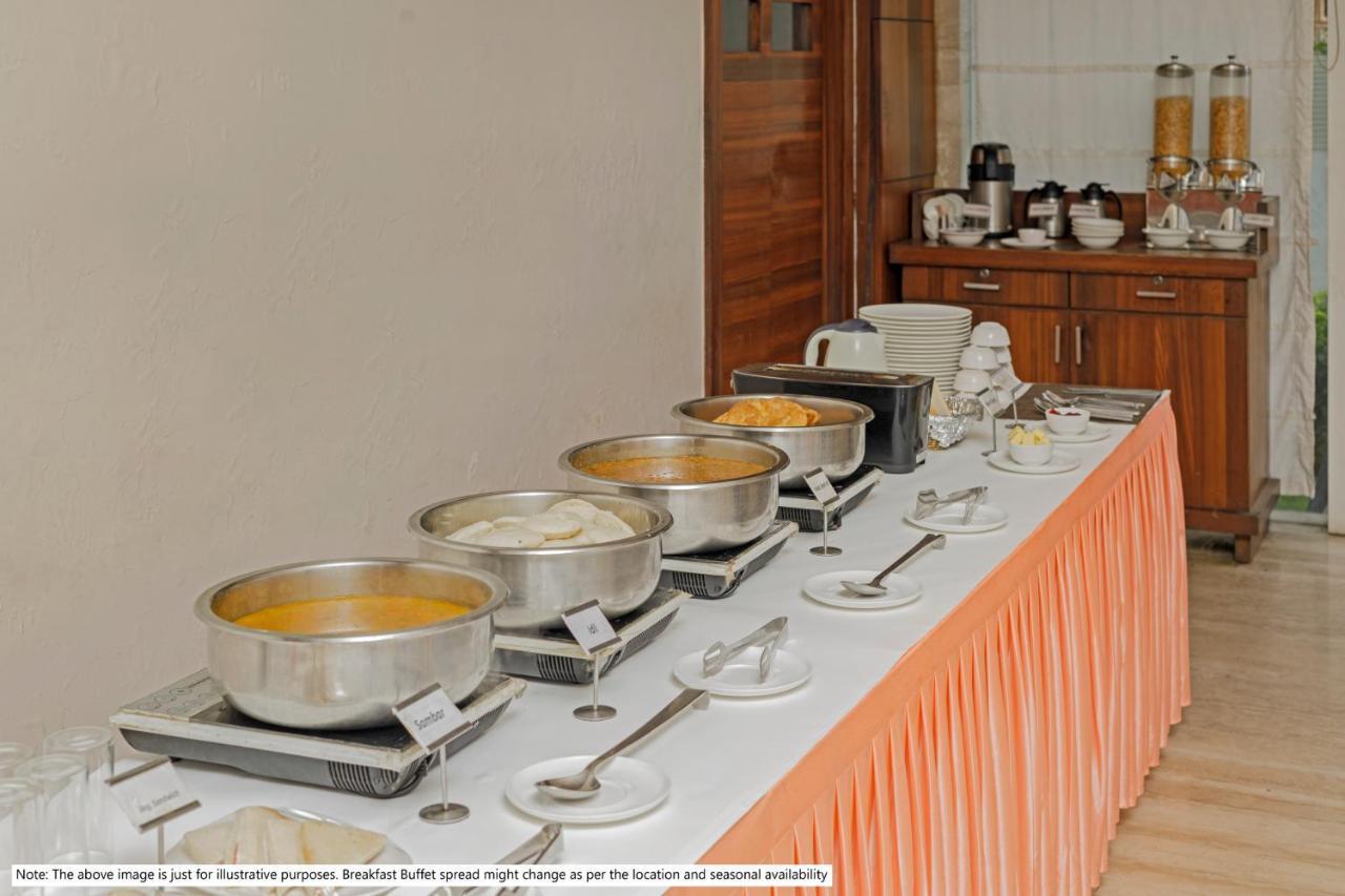 Treebo Code Red Hotel Morjim Exterior foto